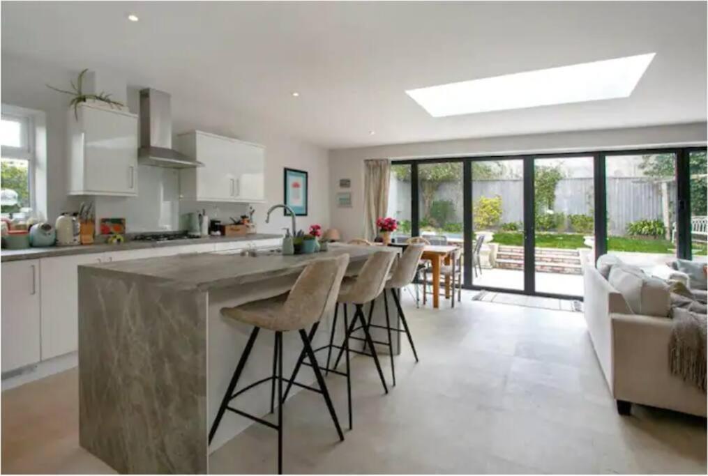 Beautiful 4 Double Bedroom House In Poole With Hot Tub, Near Sandbanks Dış mekan fotoğraf
