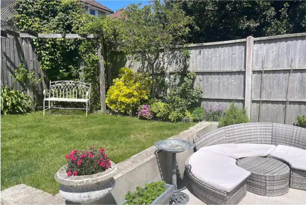 Beautiful 4 Double Bedroom House In Poole With Hot Tub, Near Sandbanks Dış mekan fotoğraf